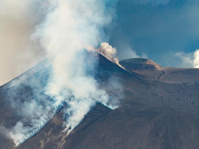 Núi lửa ở Italia bất ngờ phun trào khiến khách du lịch sơ tán vội