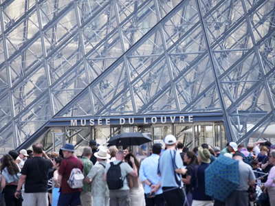 Bảo tàng Louvre đóng cửa bất ngờ vì quá tải