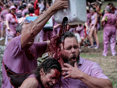 Thị trấn Tây Ban Nha “đắm say” trong lễ hội rượu vang truyền thống