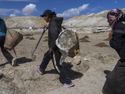 Người dân làng cổ Himalaya tìm đến cuộc sống mới do biến đổi khí hậu 