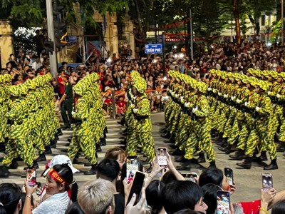 Người dân cổ vũ lực lượng tổng hợp luyện diễu binh