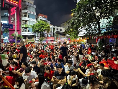 Đường phố lên đèn, không khí háo hức trước giờ tổng hợp luyện diễu binh, diễu hành