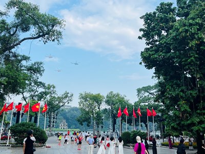 Người dân đổ về hồ Hoàn Kiếm trước giờ tổng hợp luyện diễu binh, diễu hành lần 2