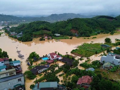 Thủ tướng Lào thăm hỏi, chia buồn về thiệt hại do cơn bão số 10 gây ra