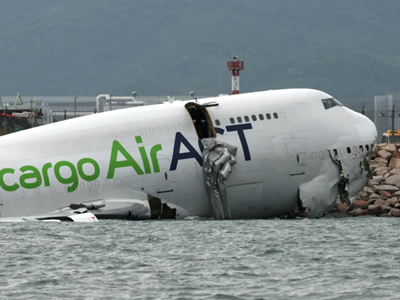 Máy bay trượt khỏi đường băng, lao xuống biển, hai người tử vong