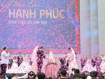 Lễ cưới tập thể của 80 cặp đôi trong Ngày hội Việt Nam hạnh phúc
