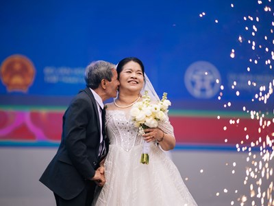 Bài 1 - Hạnh phúc trọn nghĩa tình 50 năm