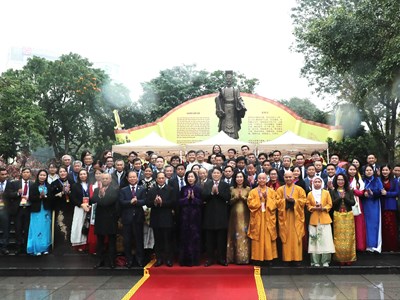 Chủ tịch nước Lương Cường cùng đại biểu kiều bào dâng hương tại Tượng đài Vua Lý Thái Tổ và đền Ngọc Sơn 