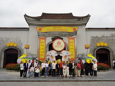 Lan toả hạnh phúc từ non thiêng Yên Tử