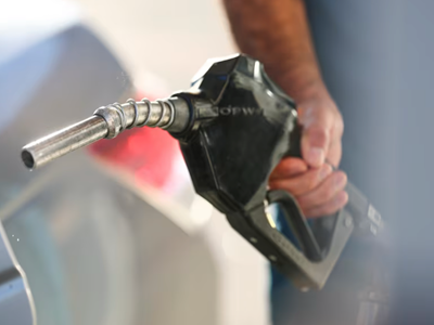 Giữa áp lực giá nhiên liệu, người Mỹ phải chọn “đổ xăng hay mua thực phẩm”