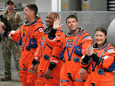 Các phi hành gia Artemis II đã ​lên đường tới Mặt Trăng