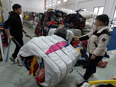 Máy AI phân loại quần áo nhanh hơn con người, thúc đẩy tái chế dệt may tại Trung Quốc