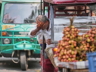 Nắng ​nóng khiến đường phố và chợ búa ở miền Bắc Ấn Độ vắng tanh 