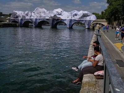 Chiêm ngưỡng nghệ thuật “hang động sắp đặt” trên cây cầu cổ nhất Paris