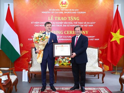 Trao tặng kỷ niệm chương “Vì sự nghiệp Văn hoá, Thể thao và Du lịch” cho Đại sứ Hungary tại Việt Nam