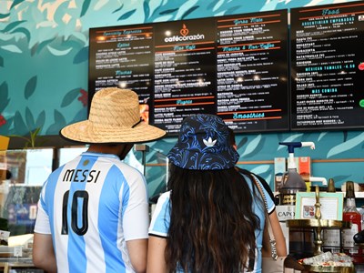 Trà yerba mate trở thành sợi dây kết nối của nhiều người hâm mộ tại World Cup