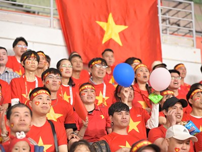 Cộng đồng người Việt tại Kansai phủ kín cờ đỏ sao vàng cổ vũ ĐT nữ Việt Nam