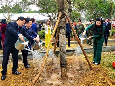 Sơn Tây phát động Tết trồng cây và khai bút đầu xuân Ất Tỵ 2025