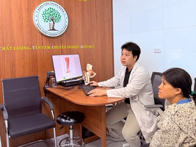 Vì sao phụ nữ 40 - 60 tuổi hay bị tê bì, đau buốt bàn tay, cổ tay?