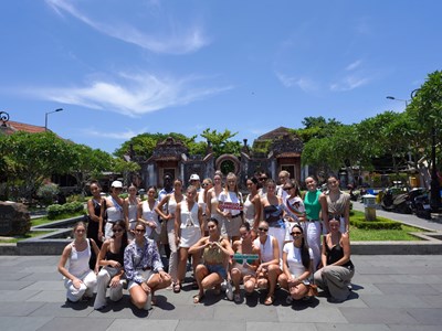 Đoàn Hoa hậu Hoàn vũ Australia 2024 tham quan phố cổ Hội An