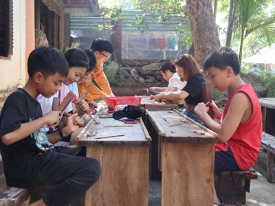 Du khách hào hứng trải nghiệm làng mộc Kim Bồng