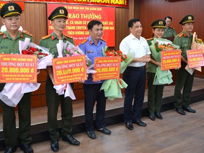 Thưởng đột xuất tập thể, cá nhân triệt phá đường dây đánh bạc qua mạng 