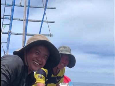 Ngư dân thả rùa quý hiếm 200 kg về biển