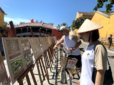 Trưng bày sách, ảnh về hoạt động giao lưu văn hóa Hội An - Nhật Bản