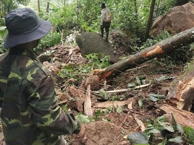 Động đất khiến nhiều tảng đá lớn lăn xuống làng Tu Hon 