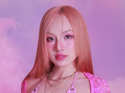 Fenni Phan Ngân gây sốt khi hát ở quán ăn, nhan sắc nổi bật thu hút mọi ánh nhìn