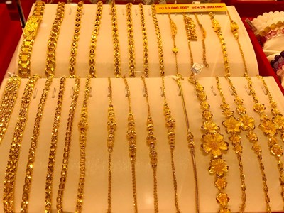 Giá vàng trong nước đứng yên, vẫn cao hơn thế giới gần 14 triệu đồng/lượng