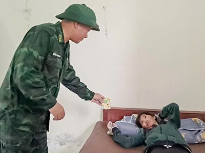 Kịp thời cứu giúp phụ nữ bị lạc trong rừng giữa mưa lũ