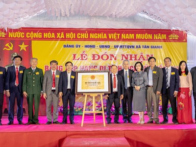 Đón nhận Bằng xếp hạng Di tích lịch sử quốc gia 'Đền Song Trung và lăng mộ Hoàng Vĩnh Tộ, Hoàng Vĩnh Dụ'