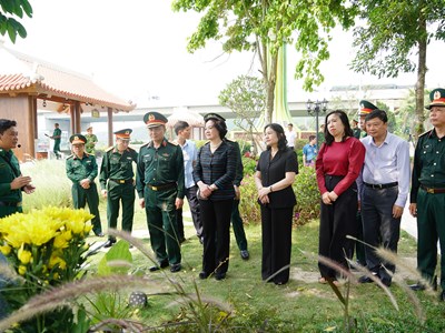 Phó Thủ tướng Phạm Thị Thanh Trà dâng hương tại Bến phà II Long Đại