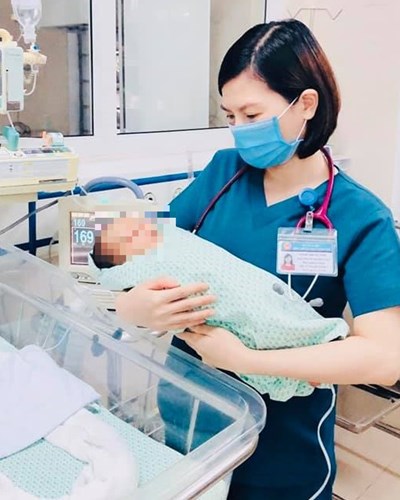 Bé sơ sinh bị bỏ rơi 3 ngày dưới hố ga được giúp đỡ gần 90 triệu đồng - Anh 1