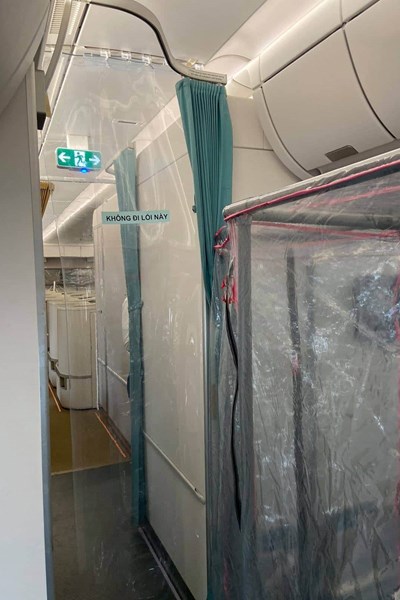 Chuyến bay đón 219 bệnh nhân Covid-19 từ Guinea Xích đạo hạ cánh an toàn - Anh 3