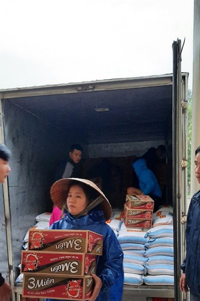 300 suất quà được Hiệp hội Văn hoá Ẩm thực Việt Nam trao đến tay người dân vùng lũ - Anh 7