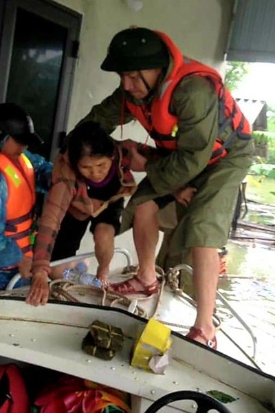 Những người đi “xuyên” tâm lũ… - Anh 1