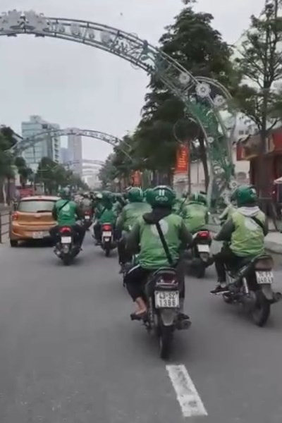 Phản đối việc tăng chiết khấu, hàng trăm tài xế Grab đòi quyền lợi - Anh 1