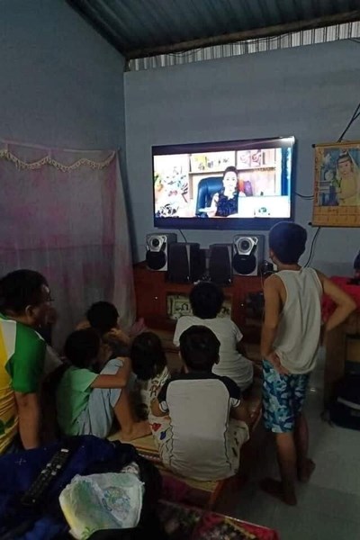 Chúng ta ở đâu khi con chúng ta xem livestream vô bổ? - Anh 1