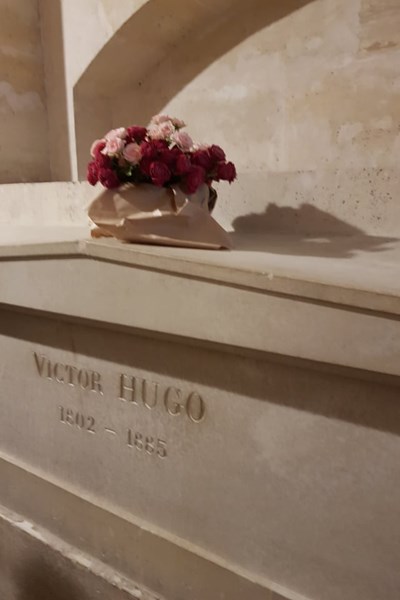 Mộ tác giả “Những người khốn khổ” trở thành điểm thăm viếng của khách du lịch - Anh 2