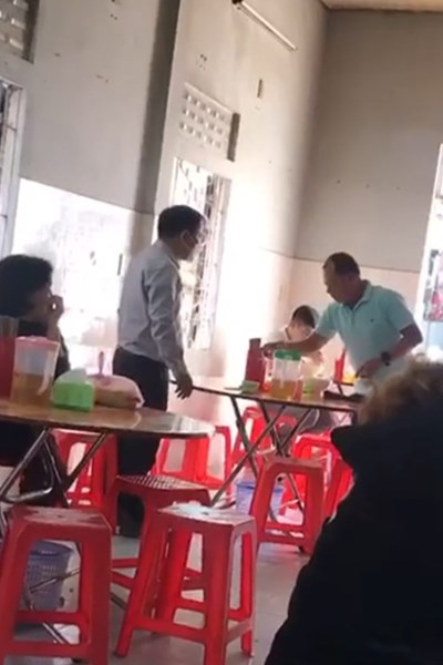 Chủ quán và thực khách xô xát vì... đĩa rau sống - Anh 1