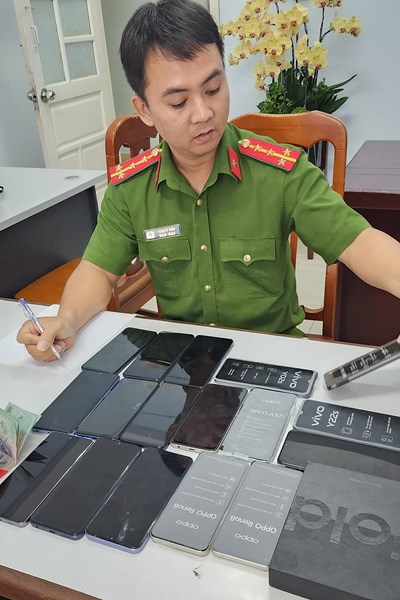 Bắt giữ nhóm đối tượng lợi dụng mưa lũ để trộm cắp hàng chục điện thoại di động - Anh 1