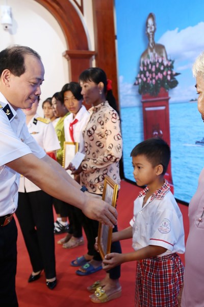 Tân Cảng Sài Gòn nhận đỡ đầu con ngư dân tại Tiền Giang - Anh 1