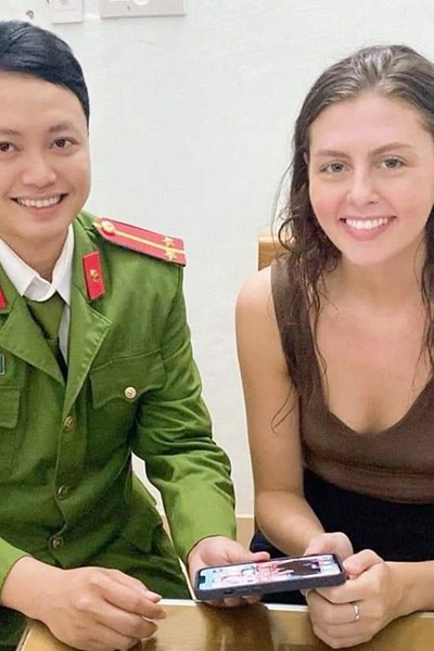 Học sinh trả lại điện thoại cho du khách nước ngoài đánh rơi ở Phong Nha - Kẻ Bàng - Anh 2