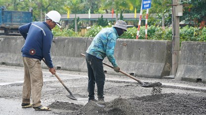 Khẩn trương “vá” ổ gà trên Quốc lộ 1A qua TP. Huế