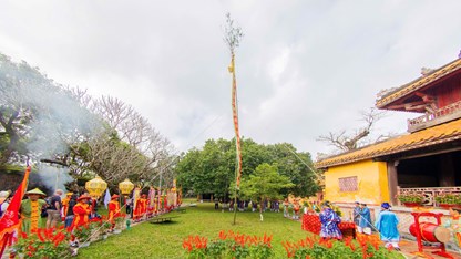 Lễ dựng nêu ở Đại Nội Huế mở đầu các chương trình “Tết Huế cùng di sản”
