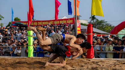 Nô nức trẩy hội vật truyền thống hơn 400 năm ở làng Sình xứ Huế