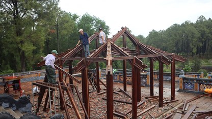 Tháo dỡ thủ công công trình không phép tại lăng Hoàng Thái hậu Từ Dụ