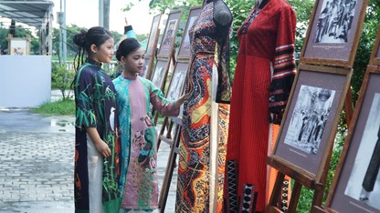 Triển lãm và trình diễn “Tri thức may, mặc áo dài Huế”